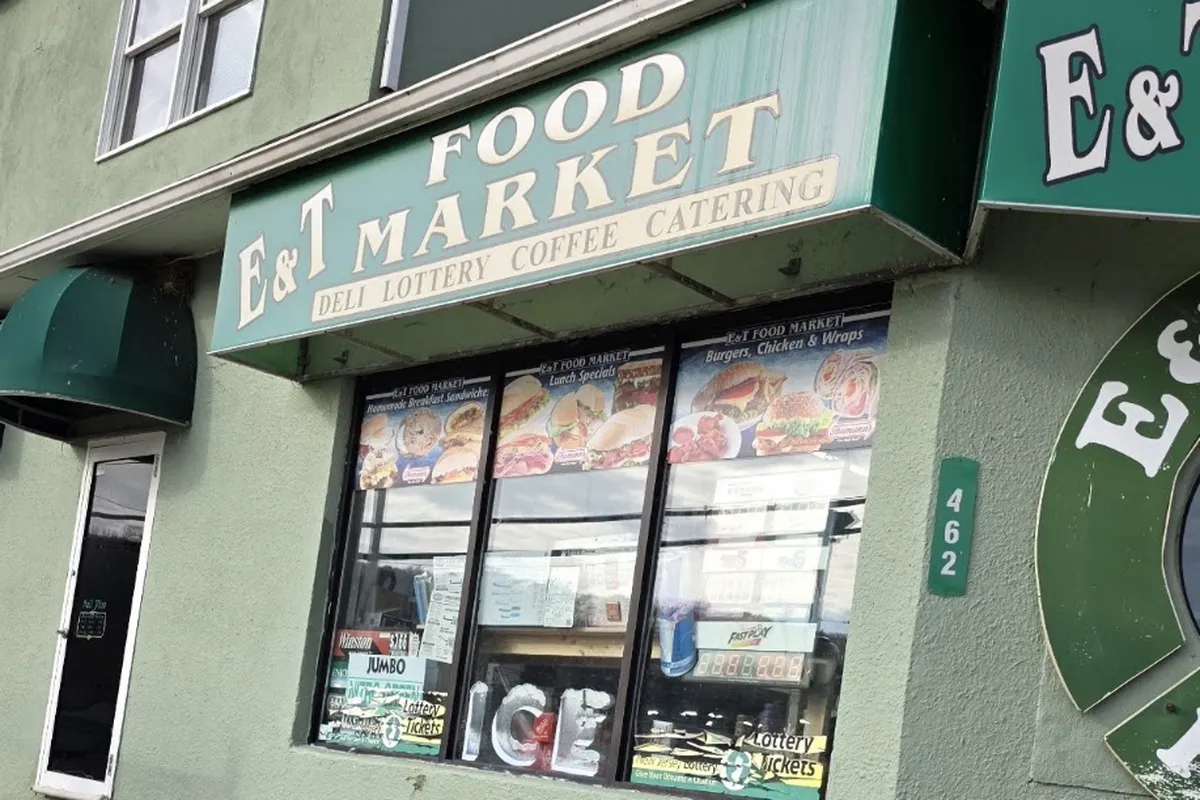 Storefront of E & T Food Market deli on River Styx Road in Hopatcong NJ