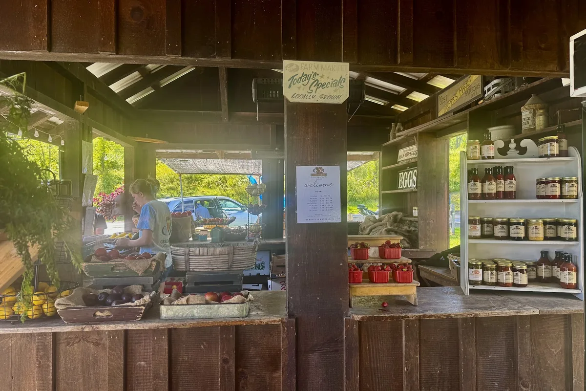 Open-air farm market stand at Green Valley Farms on Route 23 in Wantage, NJ